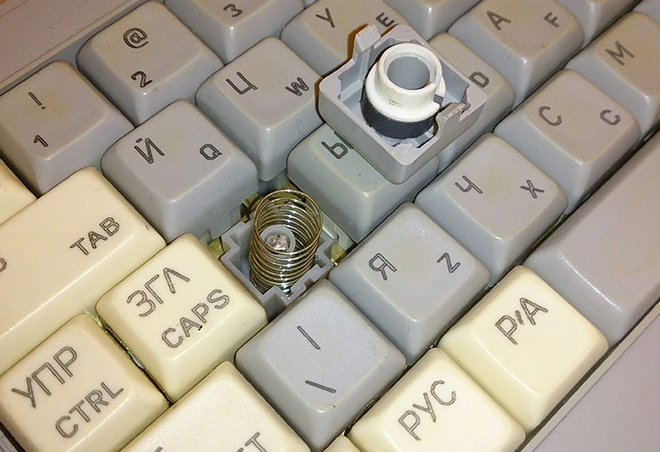 Lò xo bên trong nút của bàn phím cơ