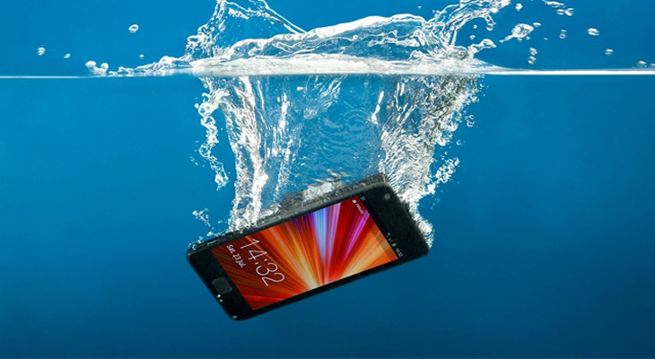 Làm rơi điện thoại xuống nước gây hư hỏng linh kiện bên trong màn hình
