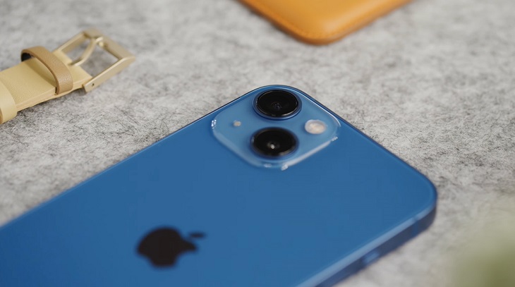 iPhone 13 và iPhone 13 mini có hệ thống camera gần như giống nhau khi đều được trang bị 2 camera sau xếp chồng lên nhau