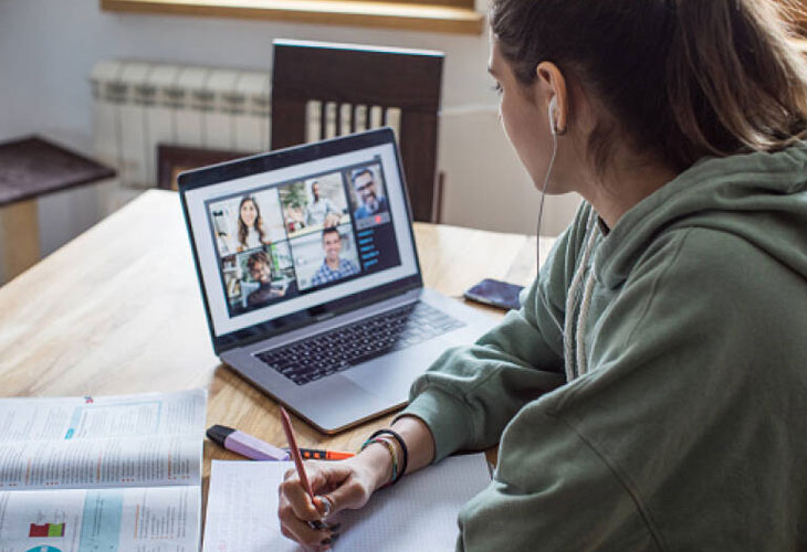 Laptop hỗ trợ học viên học trực tuyến hiệu quả