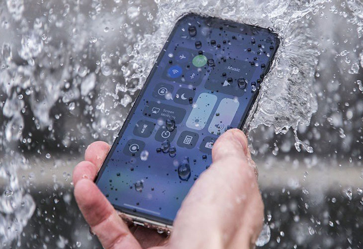 Làm rơi iPhone vào nước có thể làm hỏng tính năng Face ID