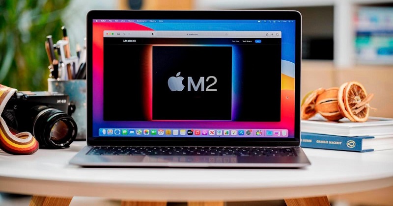 Thiết bị có chipset Apple M2 mới hơn và cáp nguồn từ tính mang nhãn hiệu MagSafe