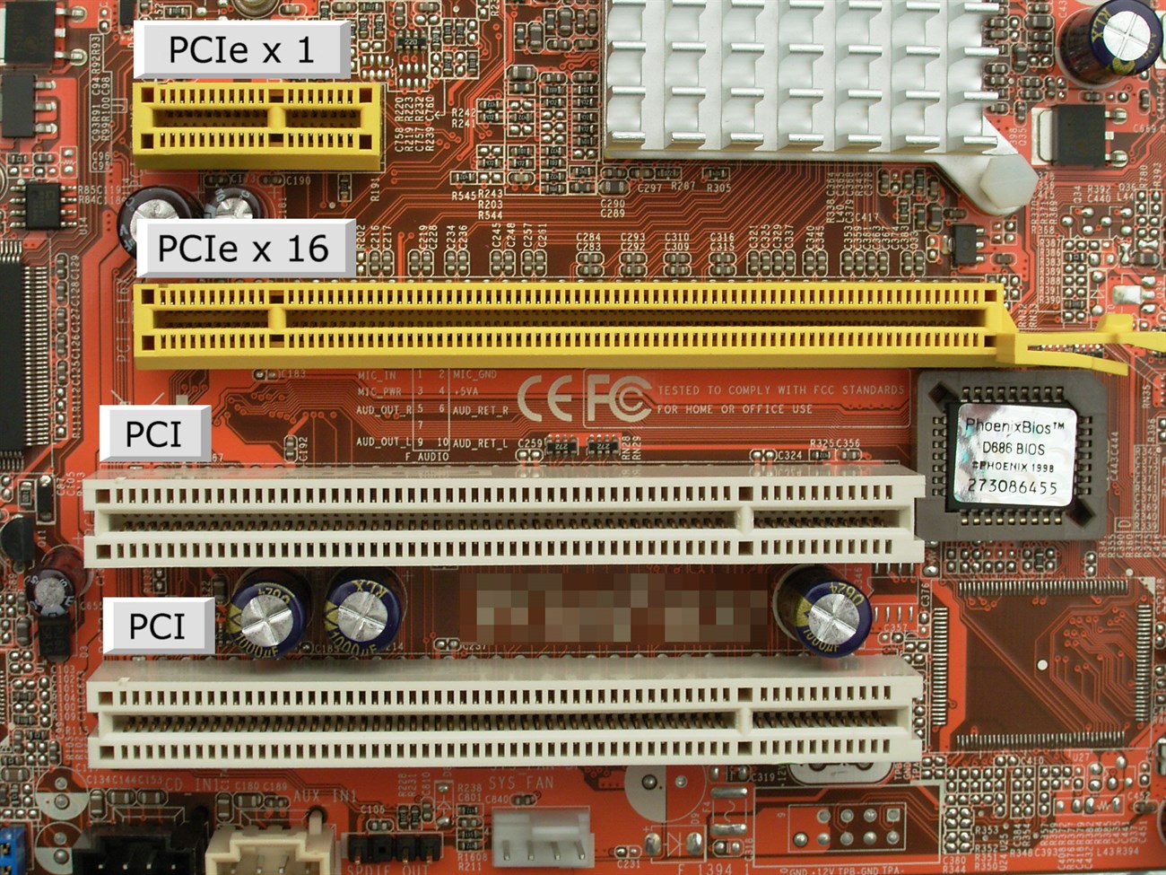 Khe cắm PCI Express được phát hành vào năm 2004, thay thế cho PCI